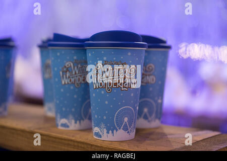 London, Regno Unito - 30 dicembre 2018: Winter Wonderland di Hyde Park logo su take away ecocompatibili tazza in plastica per bevande calde in souv Foto Stock