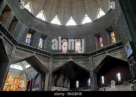 NAZARETH, Israele - 21 settembre 2017: interni e le finestre di vetro macchiate nella Basilica dell'Annunciazione Foto Stock
