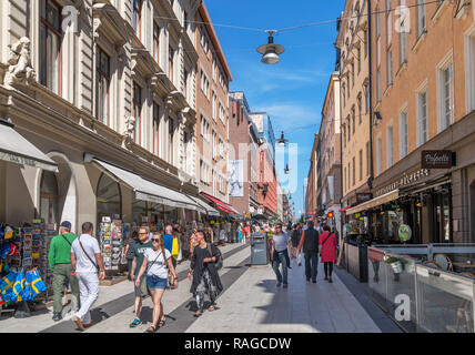 Negozi e magazzini sulla trafficata Drottninggatan, una importante strada per lo shopping nel centro della città, Norrmalm, Stoccolma, Svezia Foto Stock