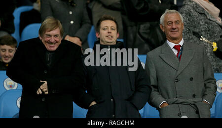 Sir Kenny Dalglish (sinistra) e Ian Rush (a destra) in stand durante il match di Premier League al Etihad Stadium e Manchester. Foto Stock