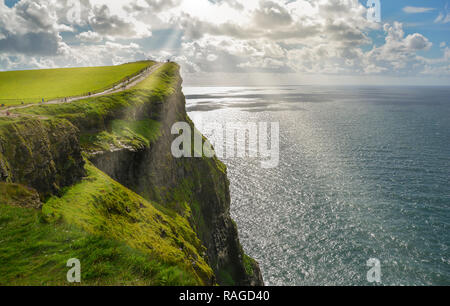 Visione idilliaca presso le scogliere di Moher, County Clare, Irlanda. Foto Stock