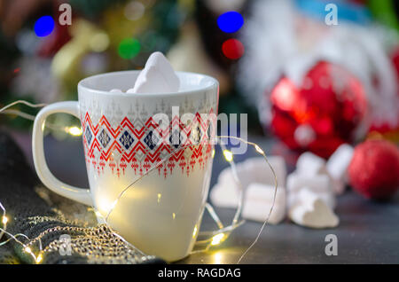 Cioccolata calda con marshmallows in una coppa in ceramica e decorazione di Natale. Foto Stock