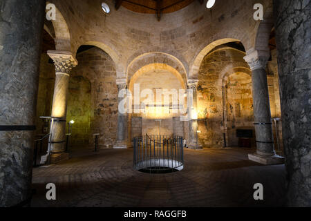 Interno della chiesa di San Giovanni al Sepolcro nella città di Brindisi, Italia, mostra di marmo e colonne di granito e le mura medievali affreschi Foto Stock