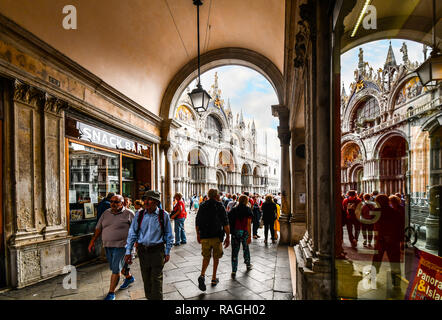 I turisti passano attraverso il tunnel sotto la torre dell orologio e su Piazza San Marco e la Basilica a Venezia, Italia Foto Stock