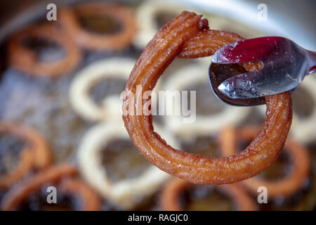 Bagno turco Street dessert ad anello sul vassoio, Istanbul, Foto Stock