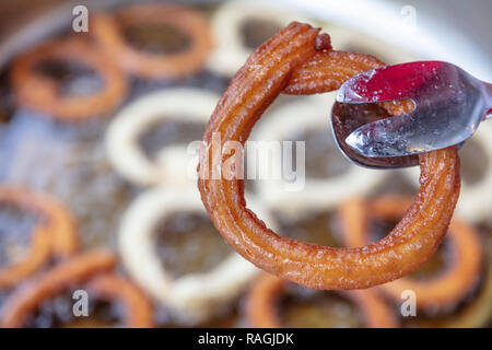 Bagno turco Street dessert ad anello sul vassoio, Istanbul, Foto Stock