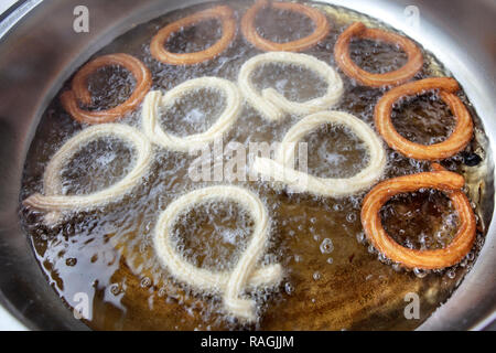 Bagno turco Street dessert ad anello sul vassoio, Istanbul, Foto Stock