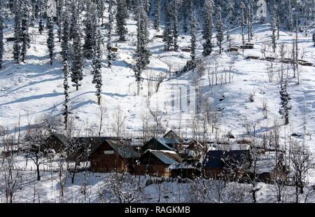 Anantnag, India. Xiv Feb, 2018. Una vista di coperte di neve villaggio a Pahalgam durante la caduta di neve fresca a Pahalgam su Gennaio 3, 2019 a circa 100 chilometri da Srinagar, India. Il Kashmir ha ricevuto la sua prima nevicata del nuovo anno la rottura di un mese-lungo periodo di siccità nella valle. Credito: Aasif Shafi/Pacific Press/Alamy Live News Foto Stock