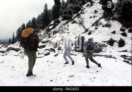 Anantnag, India. 02Jan, 2019. Un gruppo di turisti a giocare con la neve durante il nuovo anno di prima nevicata a Pahalgam su Gennaio 3, 2019 a circa 100 chilometri da Srinagar, India. Il Kashmir ha ricevuto la sua prima nevicata del nuovo anno la rottura di un mese-lungo periodo di siccità nella valle. Credito: Aasif Shafi/Pacific Press/Alamy Live News Foto Stock