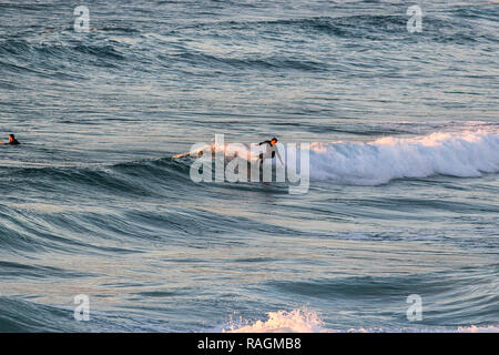 Un surfista in th Guinho beach, una bella spiaggia di Cascais, nei pressi di Lisbona Foto Stock