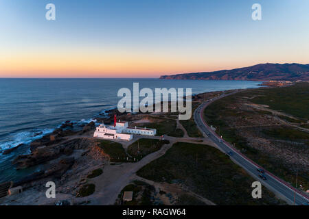 Vista aerea del Guincho area, con il Cabo Raso faro, la strada panoramica lungo la costa e il Roca Cape (Cabo da Roca) sullo sfondo; Co Foto Stock