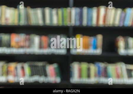 Scaffali per libri in biblioteca con un enorme numero di libri. Vi anteriore Foto Stock