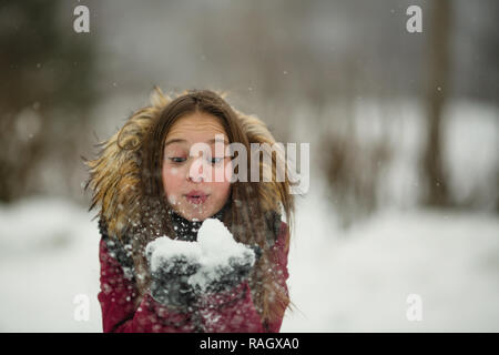 Bambina gode di neve in inverno incredibile. Foto Stock
