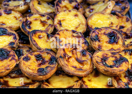 Pastel de Belem o Pasteis de nata crema pasticcera crostate, Lisbona, Portogallo Foto Stock