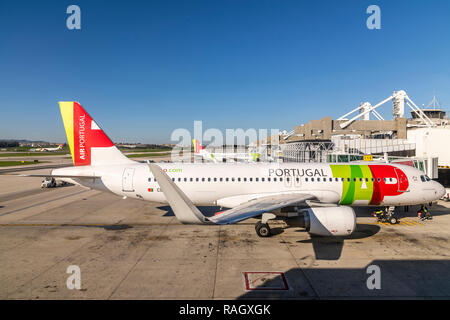 TAP Air Portugal Airbus A320 con alette, l'aeroporto internazionale di Lisbona, Lisbona, Portogallo Foto Stock