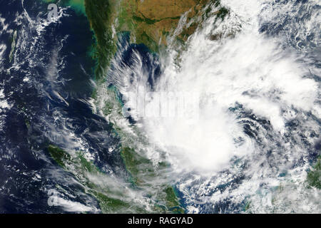 Immagine satellitare di Typhoon Pabuk colpendo la costa est della Thailandia - elementi di questa immagine fornita dalla NASA Foto Stock