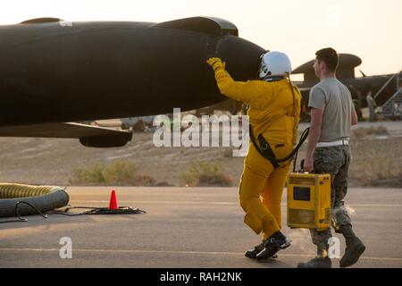 U-2 magg. pilota Ryan è il completamento di un pre-volo tradizione di saluto il velivolo prima di volare una sortita a sostegno delle Combined Joint Task Force-Operation inerenti a risolvere in una località segreta nel sud-ovest Asia, Febbraio 2, 2017. Durante la sortie, il velivolo completato 30.000 ore di volo. Questo ha segnato il secondo U-2 nella USAF Flotta di raggiungere la fase cardine e il primo assoluto mentre battenti missioni expeditionary sotto Aria forza di comando centrale. Foto Stock