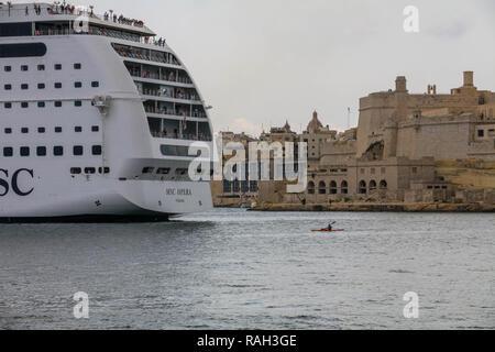 MSC Opera nave incrociatore entrando a La Valletta il porto di La Valletta, Malta. Foto Stock