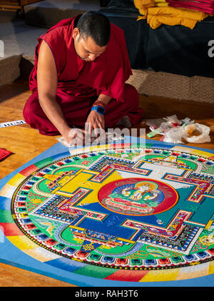 Viaggiare il Tibetano Tashi Kyil i monaci buddisti costruire una sabbia benedetta Chinrezig Mandala; ceremoniously per essere dissolti in Arkansas River; Salida; C Foto Stock