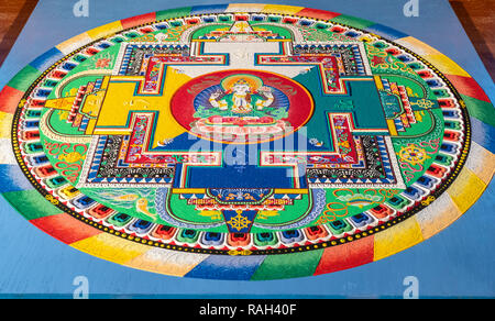 Viaggiare il Tibetano Tashi Kyil i monaci buddisti costruire una sabbia benedetta Chinrezig Mandala; ceremoniously per essere dissolti in Arkansas River; Salida; C Foto Stock