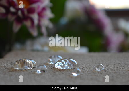 Minuscole goccioline di acqua su una superficie di cemento Foto Stock