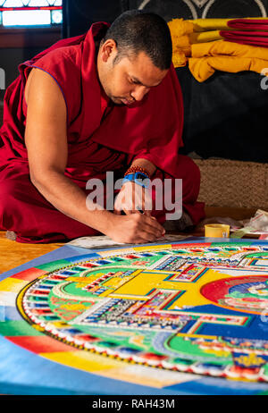 Viaggiare il Tibetano Tashi Kyil i monaci buddisti costruire una sabbia benedetta Chinrezig Mandala; ceremoniously per essere dissolti in Arkansas River; Salida; C Foto Stock