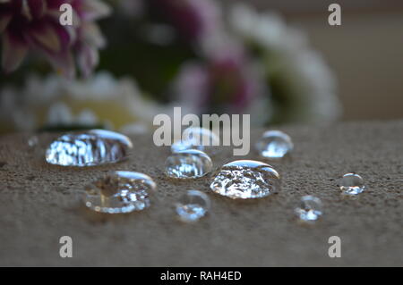 Minuscole goccioline di acqua su una superficie di cemento Foto Stock