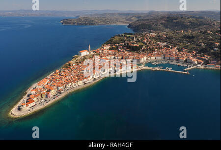 Vista aerea della medioevale città costiere di Pirano in Slovenia, costa mediterranea, mare Adriatico, viaggi e turismo concept Foto Stock