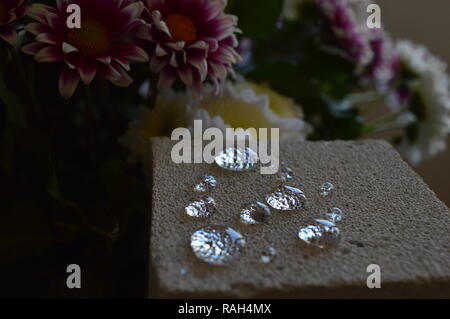 Minuscole goccioline di acqua su una superficie di cemento Foto Stock