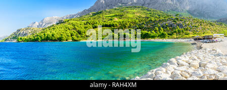 Bellissima spiaggia vuota a Makarska, Croazia. panorama Foto Stock