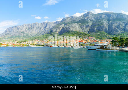 La splendida vista dal mare Adriatico con barche della città Makarska, Dalmazia, Croazia nella giornata di sole Foto Stock