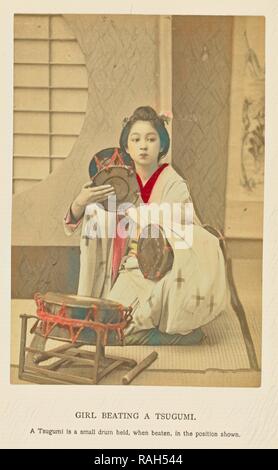 Ragazza battendo un Tsugumi, Kazumasa Ogawa (giapponese, 1860 - 1929), 1897, colorate a mano albume silver stampa. Reinventato Foto Stock