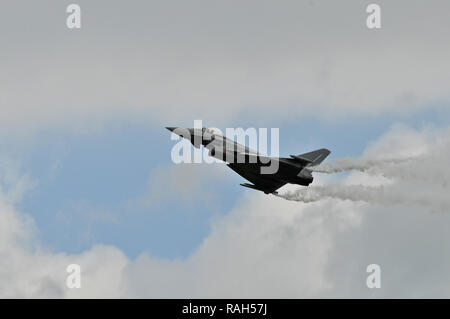 Eurofighter Typhoon sulla formazione volo sopra base aerea militare Zeltweg, Austria. Il tifone l'Europa è il tentativo di costruire un moderno jet da combattimento. Foto Stock