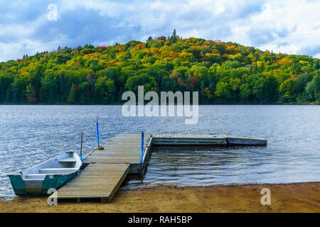 Barca e molo di Petit Lac Monroe, Mont Tremblant NP, Quebec, Canada Foto Stock