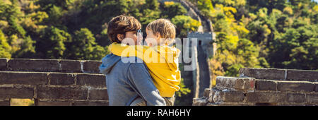 Felice allegro gioioso turisti papà e figlio presso la Grande Muraglia della Cina divertirsi sul viaggio sorridente ridendo e ballando durante il viaggio in Asia. Destinazione cinese. Viaggiare con i bambini in Cina concetto banner, formato lungo Foto Stock