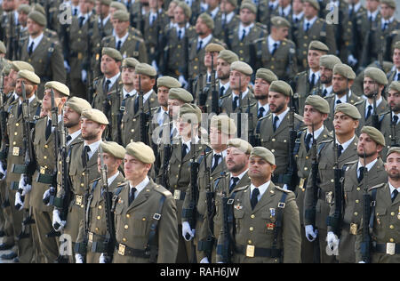 Palma de Mallorca / Spagna - Dicembre 8,2018: truppe spagnole marzo durante la parata per commemorare il 8 dicembre il santo patrono di Spagna esercito la vergine Foto Stock