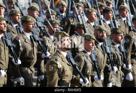 Palma de Mallorca / Spagna - Dicembre 8,2018: truppe spagnole marzo durante la parata per commemorare il 8 dicembre il santo patrono di Spagna esercito la vergine Foto Stock