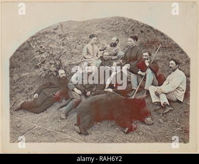 Ritratto di gruppo di europei con orso morto, India, circa 1881, albume silver stampa. Reinventato da Gibon. Arte Classica reinventato Foto Stock