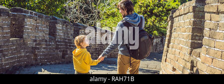 Felice allegro gioioso turisti papà e figlio presso la Grande Muraglia della Cina divertirsi sul viaggio sorridente ridendo e ballando durante il viaggio in Asia. Destinazione cinese. Viaggiare con i bambini in Cina concetto banner, formato lungo Foto Stock