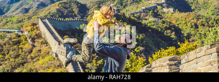 Felice allegro gioioso turisti papà e figlio presso la Grande Muraglia della Cina divertirsi sul viaggio sorridente ridendo e ballando durante il viaggio in Asia. Destinazione cinese. Viaggiare con i bambini in Cina concetto banner, formato lungo Foto Stock