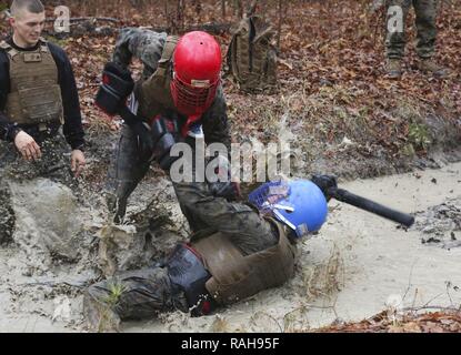 Sgt. Kyle Humphrey e Cpl. Austin Richards si impegnano reciprocamente durante una porzione delle Arti Marziali corso istruttori a bordo Marine Corps Air Station Cherry Point, N.C., Febbraio 3, 2017. Più di 20 Marines si è laureato al corso e sono ora Certified Marine Corps Arti Marziali istruttori del programma. Il corso insegna i Marines le competenze necessarie per una corretta e meglio istruire MCMAP discipline per Marines. Humphrey è un campo operatore radio assegnato a Marino comunicazione ala Squadron 28, Marine Aircraft Group 28, 2° velivolo marino ala. Richards è un volo tecnico di apparecchiature Foto Stock