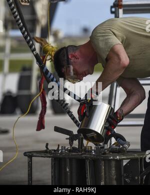 Senior Airman Cameron Hylan, 36th Expeditionary Manutenzione aeromobili squadrone, servizi un motore su un B-1B Lancer assegnato al 9 bomba Expeditionary Squadron, distribuito da Dyess Air Force Base in Texas, 6 febbraio 2017, presso Andersen AFB, Guam. Il nono EBS è tenuto NEGLI STATI UNITI Pacifico Comando del bombardiere continua presenza operazioni dalla trentaquattresima EBS, assegnato a Ellsworth Air Force Base, S.D. Questi aeromobili, gli uomini e le donne che volano e il loro sostegno, forniscono una significativa capacità che consente la nostra disponibilità e l impegno per la dissuasione, fornisce garanzie ai nostri alleati, e rafforza la posizione r Foto Stock