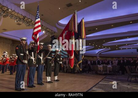 Stati Uniti Marines e marinai presente dei colori durante la marina e Marine Corps palla a Washington Hilton Washington, D.C., Febbraio 4, 2017. Ogni anno il Navy e Marine Corps Relief Society fornisce finanziarie e di altre necessità di assistenza base di Marines, marinai, e membri della famiglia. Foto Stock
