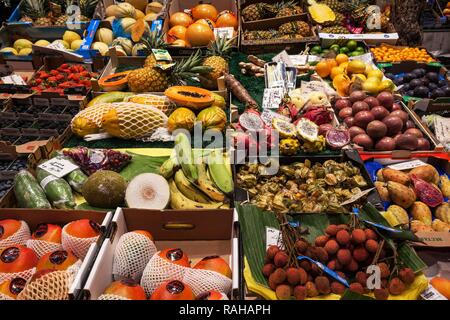 Stand di vendita e diversi tipi di frutta e verdura, Stoccarda market hall, Stoccarda, Baden-Württemberg, Germania Foto Stock