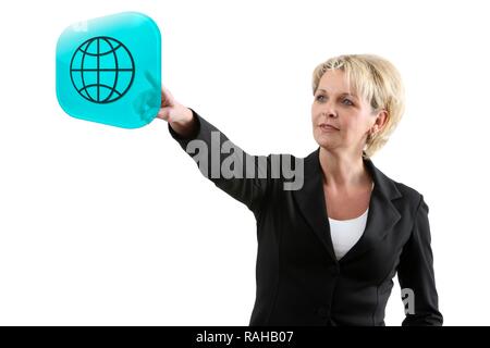 Donna che utilizza un icona virtuale e interattivo interfaccia utente, immagine simbolica per il lavoro virtuale Foto Stock