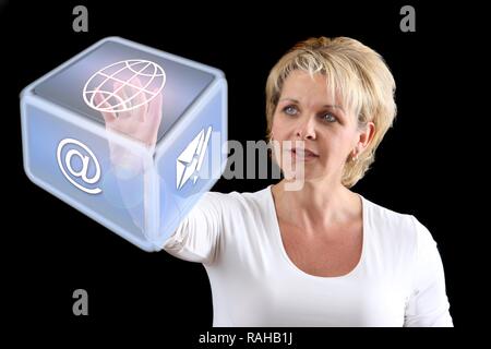 Donna che utilizza un icona virtuale e interattivo interfaccia utente, immagine simbolica per il lavoro virtuale Foto Stock