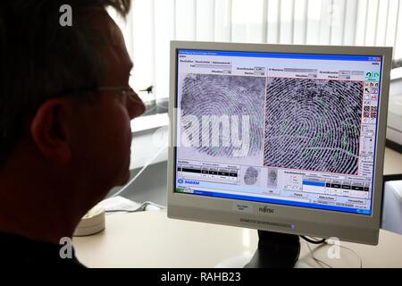 Kriminaltechnisches Institut, KTI, Forensic Science Institute, il rilevamento delle impronte digitali, analisi del rilevamento delle impronte digitali, tracce a confronto Foto Stock