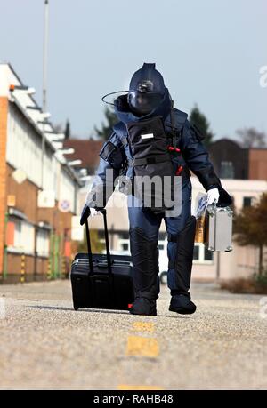 Kriminaltechnisches Institut, KTI, Forensic Science Institute, Bomb Disposal esperto in una tuta protettiva sul suo modo di un Foto Stock