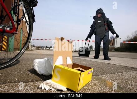 Kriminaltechnisches Institut, KTI, Forensic Science Institute, Bomb Disposal esperto in una tuta protettiva sul suo modo di un Foto Stock