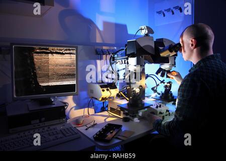 Kriminaltechnisches Institut, KTI, Forensic Science Institute, reparto armi, stereo-studio microscopico di proiettili Foto Stock